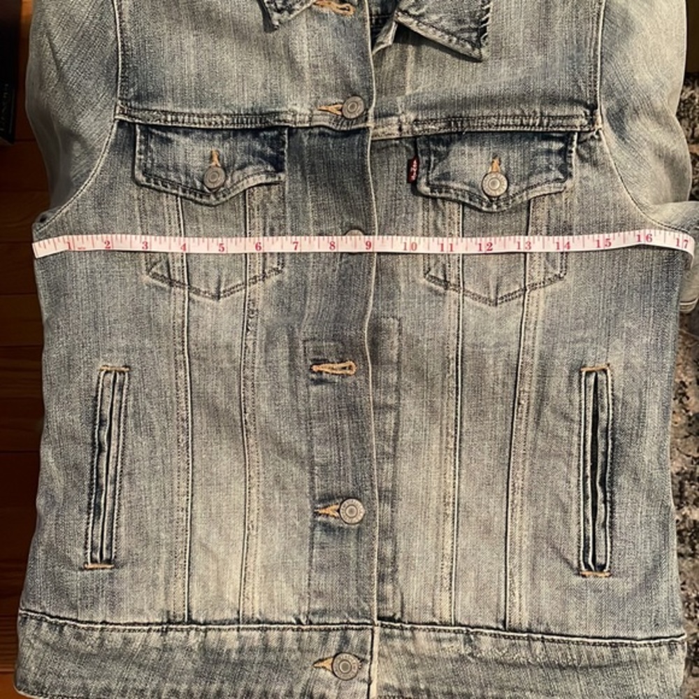Levi's Light Wash Blue Denim Jacket - Picture 8 of 8
